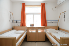 床头电子屏及时显示心率、血压数据；根本保养